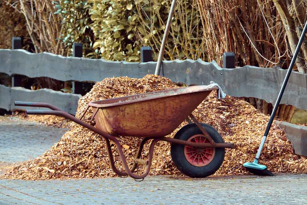mulch types advantages and disadvantages